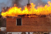 Chata v plamenech a těžce popálený muž: Zatápěl si etanolem