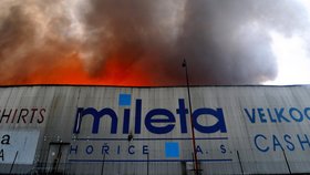 Rozsáhlý požár zachvátil textilku Mileta: Škoda čtvrt miliardy!