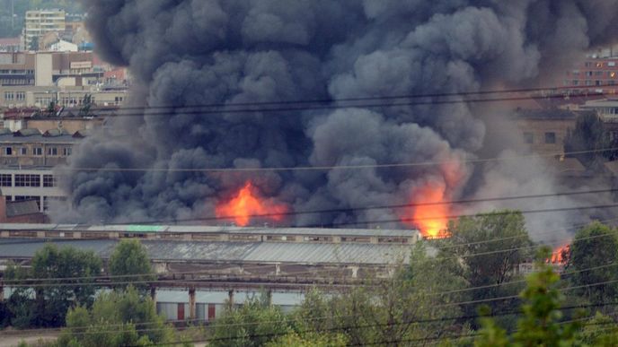 Požár textilního skladu v bývalé tovární hale v pražských Vysočanech.