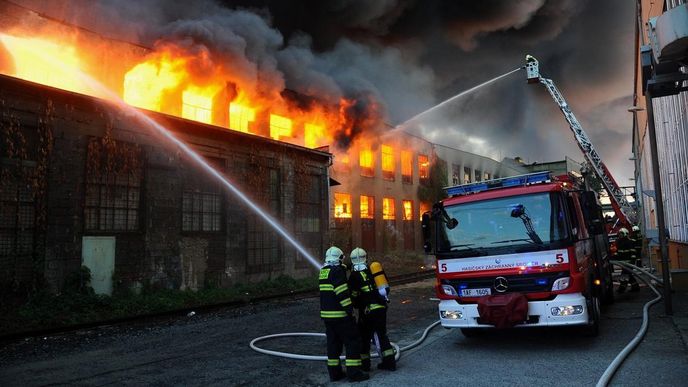 Požár textilního skladu v bývalé tovární hale v pražských Vysočanech.
