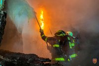 Kůlna se senem lehla popelem: Díky hasičům neshořel sousední barák