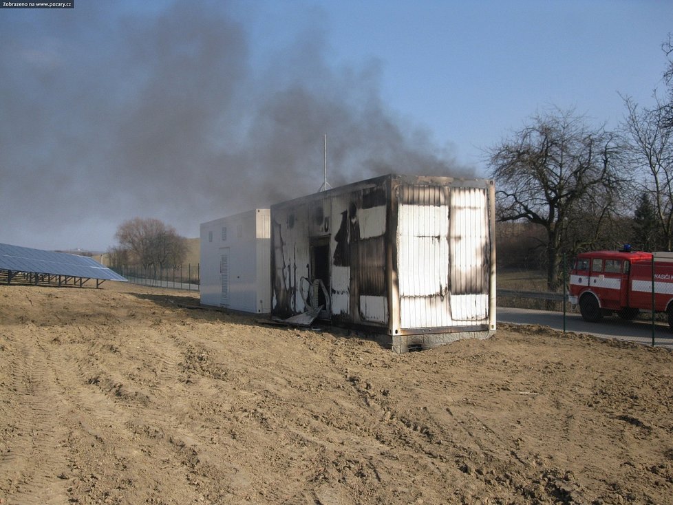 Na deset milionů korun odhadl škodu vzniklou požárem trafostanice její majitel v Křenovicích na Vyškovsku. Hasiči sváděli dlouho s ohněm marný souboj.