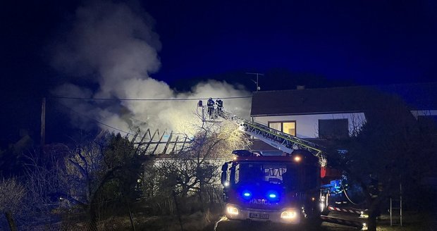 Hasiči likvidovali požár rodinného domu v Boňkově (ilustrační foto).