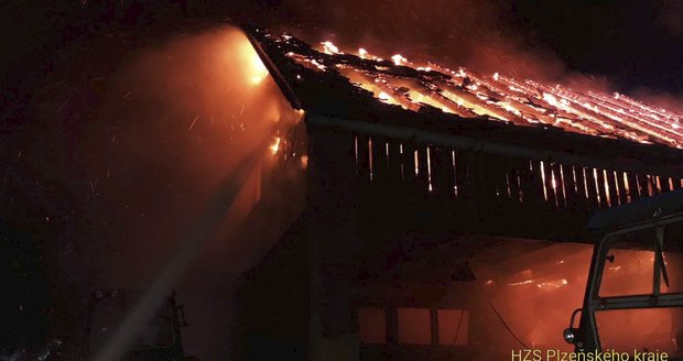 Velký požár na Domažlicku: Shořela truhlárna i sbírka historických motorek