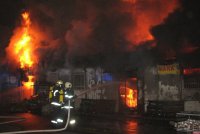 Oheň zničil halu v asijské tržnici! Škody přesáhnou pět milionů