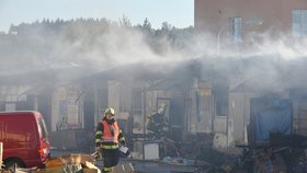 Vyhořelou halu vietnamské tržnice v Brně prohledávali a dohašovali hasiči celé pondělní dopoledne.