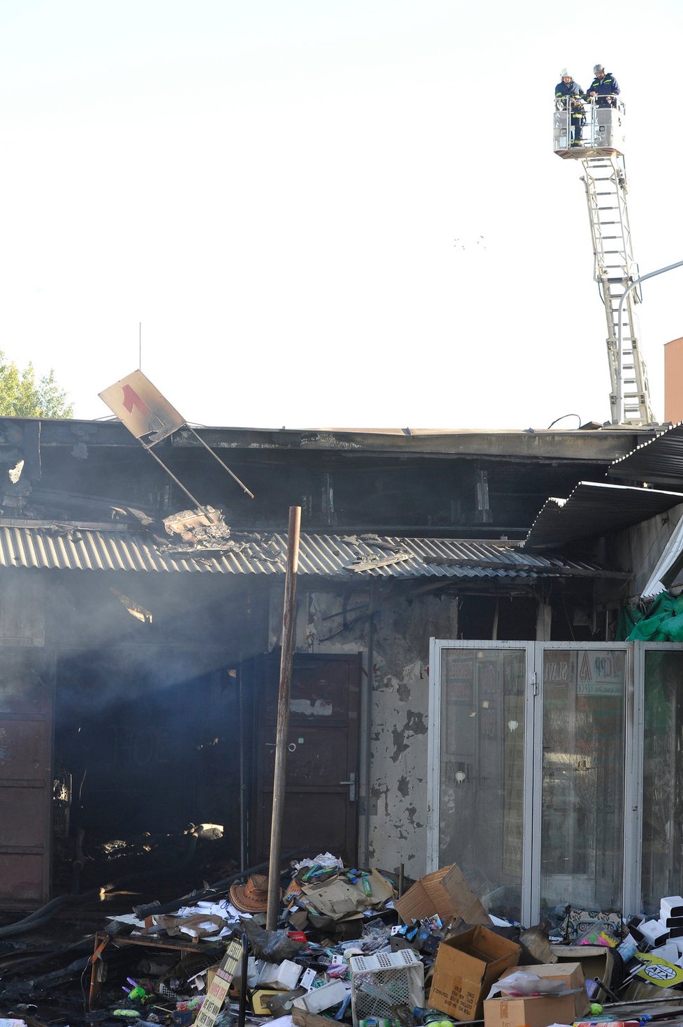 Vyhořelou halu vietnamské tržnice v Brně prohledávali a dohašovali hasiči celé pondělní dopoledne.