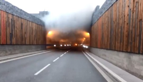 Požár policejního auta v Bubenečském tunelu, 20. prosince 2020.