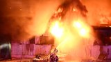 Známá textilka v plamenech: V turnovské Jutě hoří hala, hasiči vyhlásili zvláštní stupeň poplachu