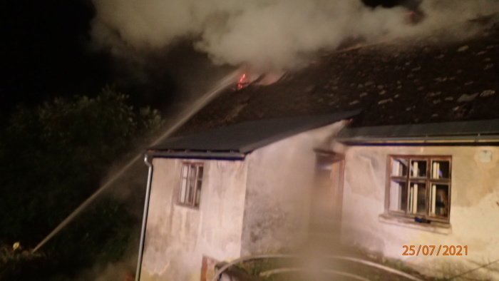 Výboj při bouřce zapálil střechu rodinného domu v Tvrdkově na Rýmařovsku