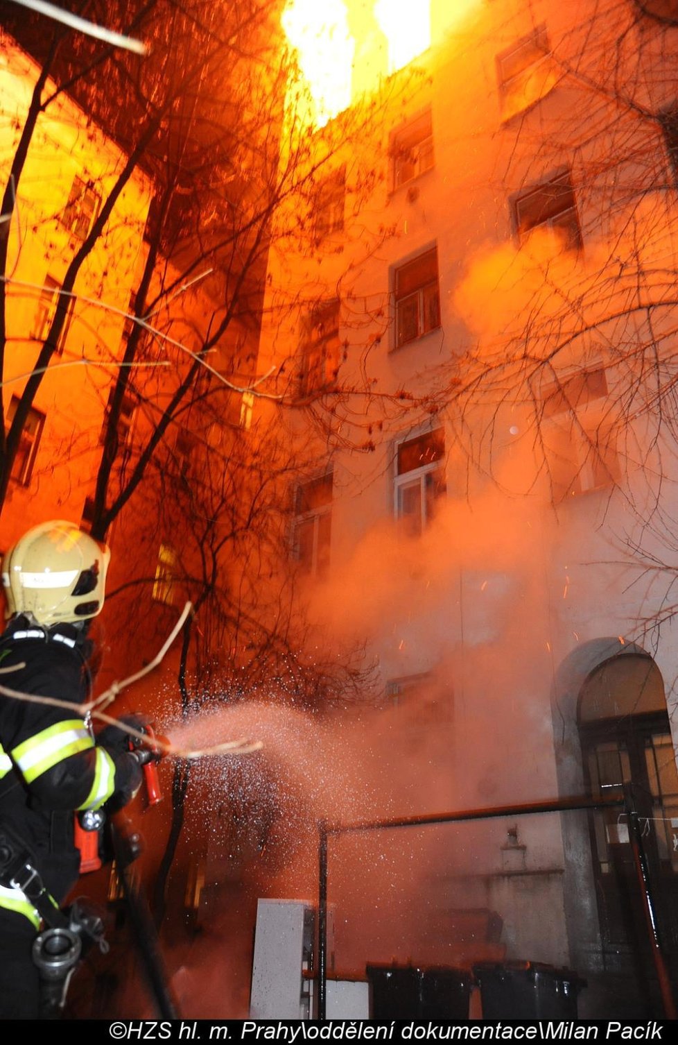 V Tyršově ulici v Praze 2 vyhořel byt, předběžná škoda činí 750 milionů korun.