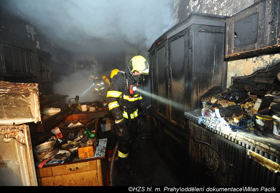V Tyršově ulici v Praze 2 vyhořel byt, předběžná škoda činí 750 milionů korun.