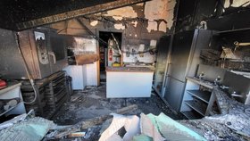 Interiér vyhořelé restaurace U Kojota.