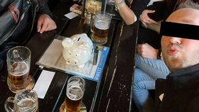 Oslavy v restauraci U Kojota pořádal Petr s přáteli pravidelně.
