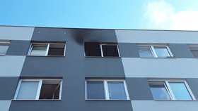Šedesát lidí muselo v sobotu kvůli požáru opustit ubytovnu v Bzenci. Oheň založil cizinec (48), který chtěl spáchat sebevraždu.