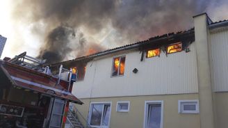 V Plzni hoří ubytovna, je vyhlášen třetí stupeň poplachu 