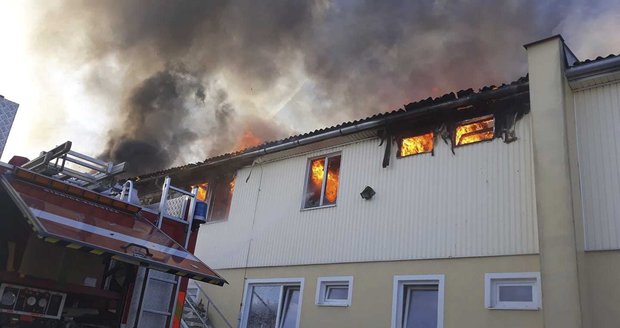 Velký požár v Plzni: 12 zraněných! Ubytovnu dělníků dohašují hasiči, na místě zůstanou i přes noc