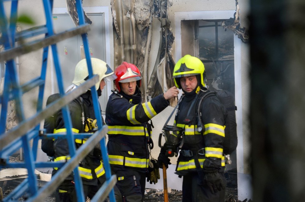 V Plzni-Karlově hoří ubytovna dělníků, kteří většinou pracují v nedaleké zóně Borská pole. Hasiči vyhlásili třetí, nejvyšší stupeň poplachu.