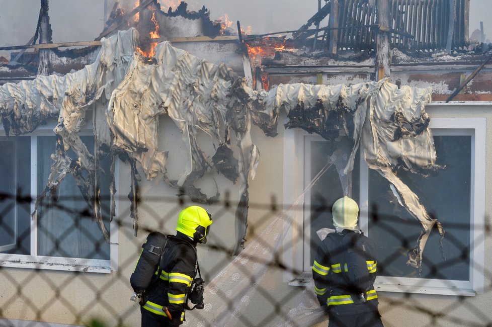 V Plzni-Karlově hoří ubytovna dělníků, kteří většinou pracují v nedaleké zóně Borská pole. Hasiči vyhlásili třetí, nejvyšší stupeň poplachu.