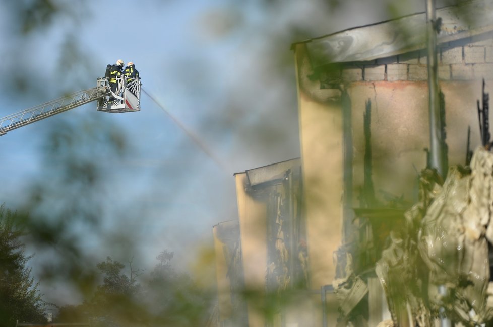 V Plzni-Karlově hoří ubytovna dělníků, kteří většinou pracují v nedaleké zóně Borská pole. Hasiči vyhlásili třetí, nejvyšší stupeň poplachu.