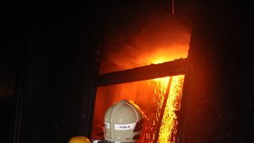Bývalou ubytovnu na pražském Bohdalci v sobotu večer zachvátil požár.