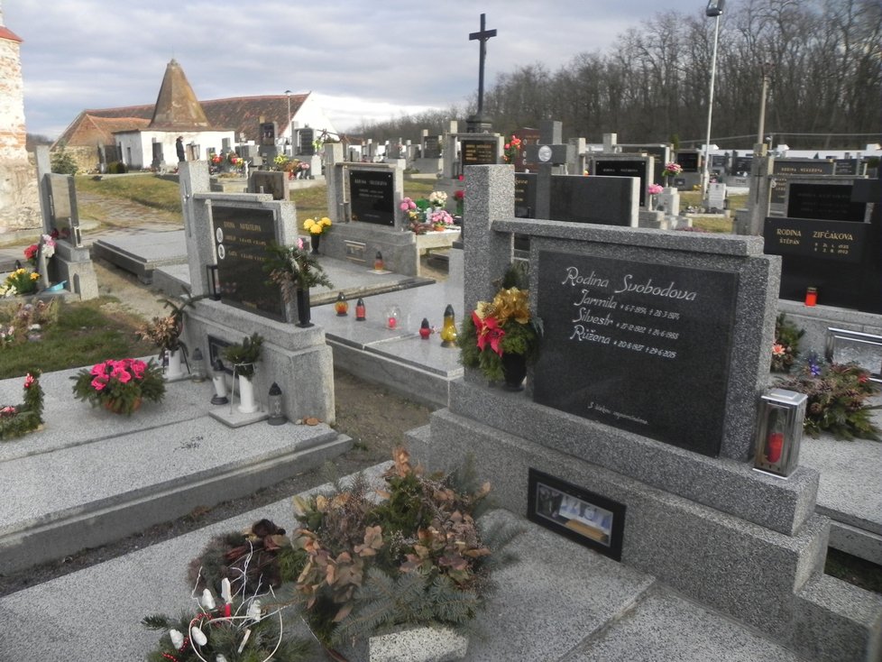 Hřbitov, na  kterém odpočívají i dětské oběti předchozích požárů.