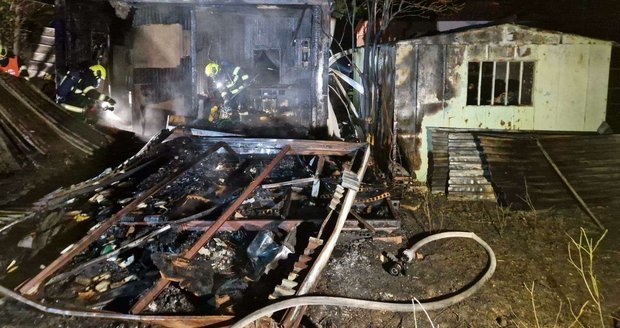Trojici popálených osob zachránili ve Veselí nad Moravou z hořících unimobuněk odvážní rybáři.