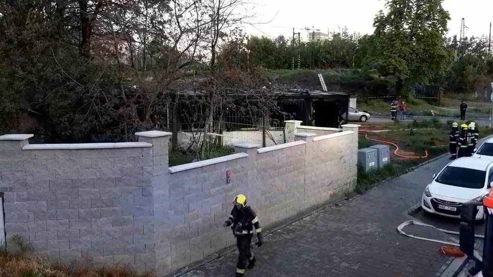 Při požáru unimobuněk v Brně zemřelo několik lidí. (4. května 2023)