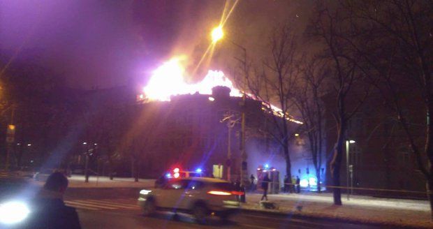 Přírodovědecké fakultě univerzity shořela střecha, kvůli chemické laboratoři hrozil výbuch! 