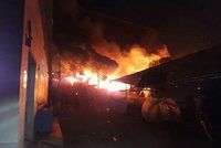 Ubytovnu pro uprchlíky spolkly plameny. Požár zranil desítky lidí