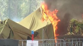 Oheň ve Slovinsku zachvátil stany uprchlíků.