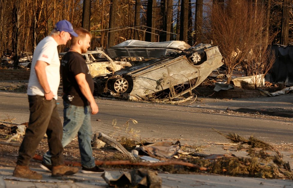 Požáry na severu Kalifornie, se kterými bojuje 8000 hasičů, si vyžádaly nejméně 31 obětí.