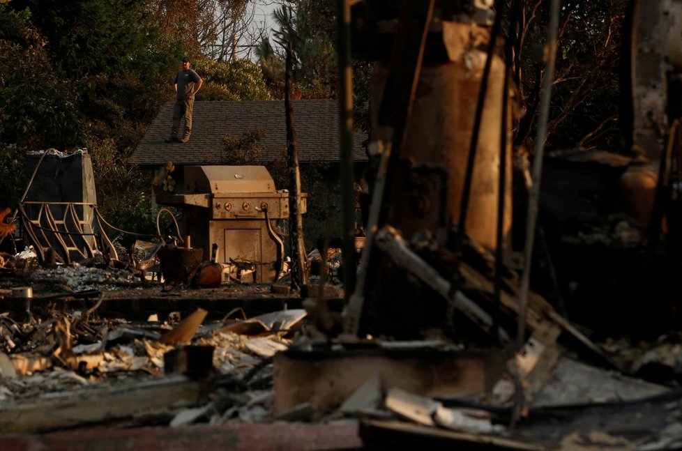 Lesní požáry v Kalifornii si už vyžádaly 35 mrtvých. 90 tisíc lidí opustilo domovy