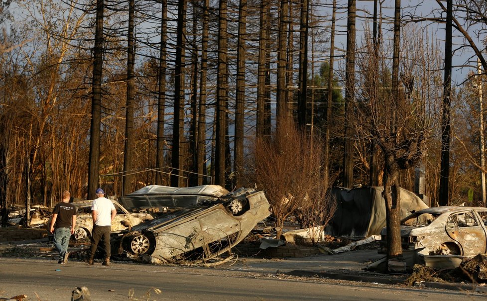 Požáry na severu Kalifornie, se kterými bojuje 8000 hasičů, si vyžádaly nejméně 31 obětí.