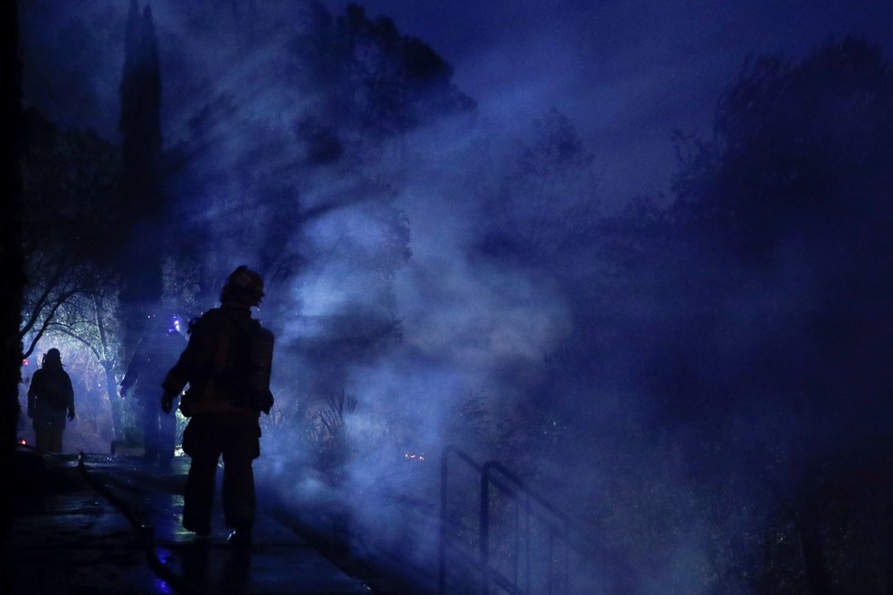 Požáry na severu Kalifornie, se kterými bojuje 8000 hasičů, si vyžádaly nejméně 31 obětí.