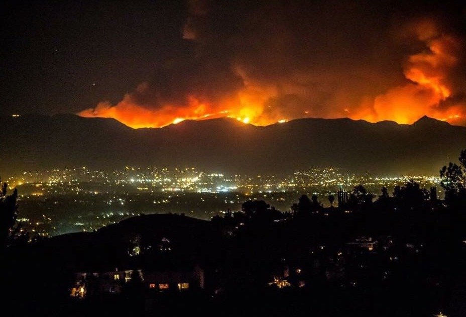 Los Angeles v plamenech! Město andělů bojuje s rozsáhlými požáry.