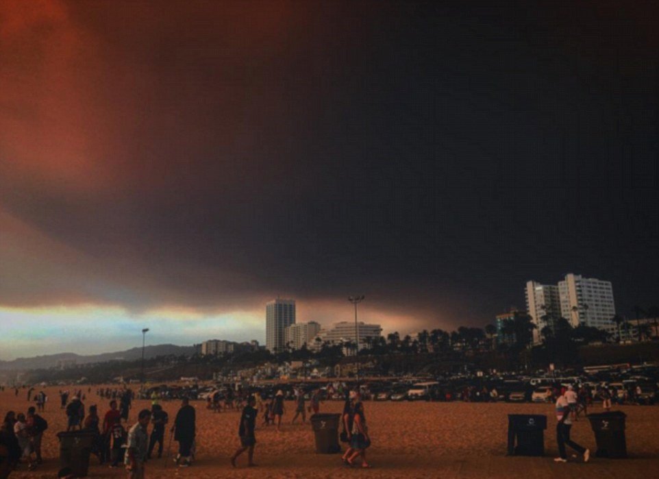 Los Angeles v plamenech! Město andělů bojuje s rozsáhlými požáry.
