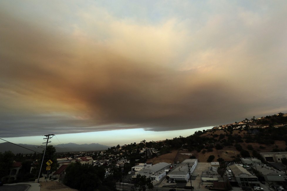 Los Angeles v plamenech! Město andělů bojuje s rozsáhlými požáry.