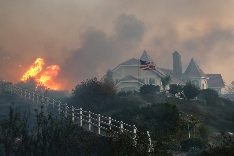 Los Angeles v plamenech! Město andělů bojuje s rozsáhlými požáry.