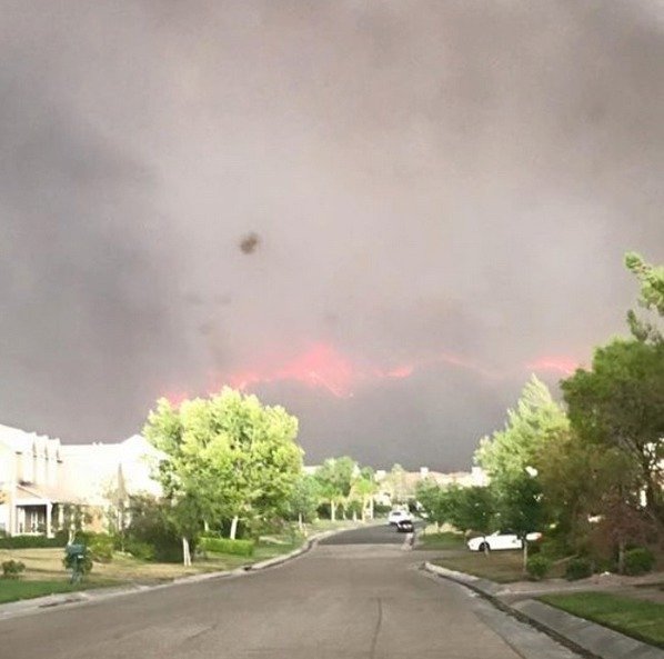 Los Angeles v plamenech! Město andělů bojuje s rozsáhlými požáry.