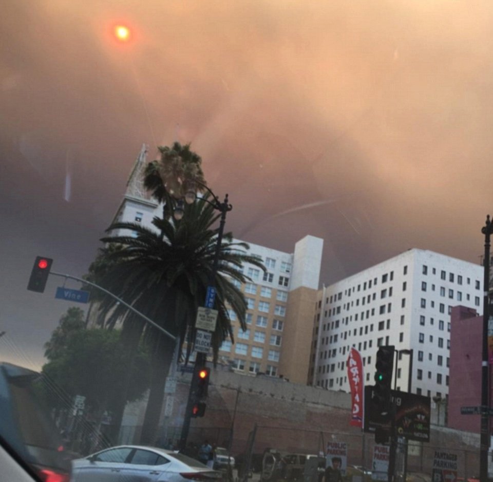 Los Angeles v plamenech! Město andělů bojuje s rozsáhlými požáry.