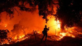 Požár Cave poblíž kalifornského města Santa Barbara (26. 11. 2019)