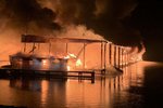 Při požáru v alabamském říčním přístavu zahynulo osm lidí