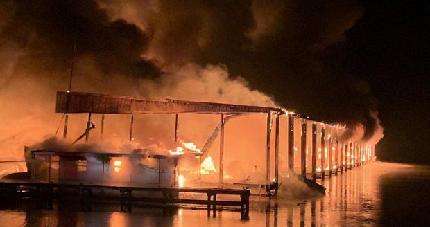 Ohnivé peklo v přístavu hausbótů: Osm mrtvých, potápěči prohledávají dno řeky Tennessee 