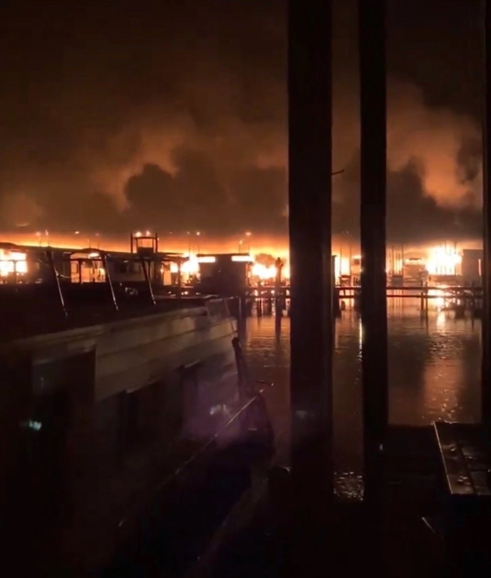 Při požáru v alabamském říčním přístavu zahynulo osm lidí
