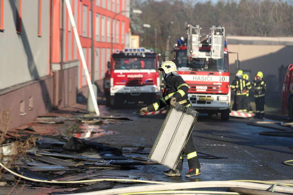 Požár střechy v Úvalech u Prahy, 11. února 2020.