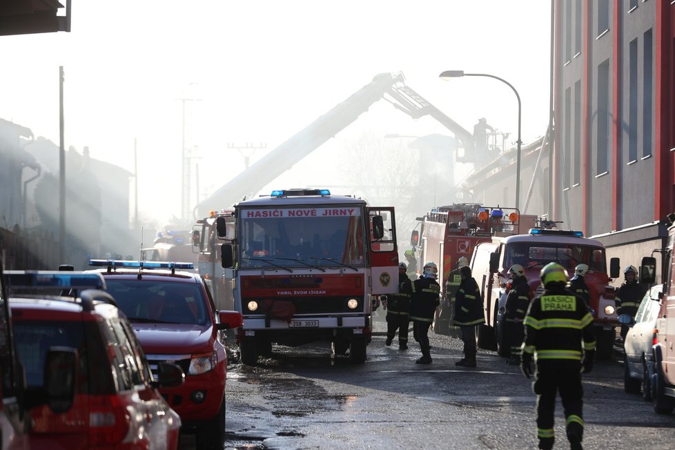 Požár střechy v Úvalech u Prahy, 11. února 2020.