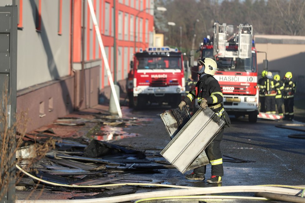 Požár střechy v Úvalech u Prahy, 11. února 2020.