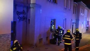 Požár rodinného domu v Brně: Záchranáři uvnitř našli a úspěšně oživili seniora