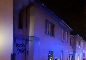 Při pátečním ranním požáru v domě na brněnské Kuřimské ulici oživovali záchranáři seniora.